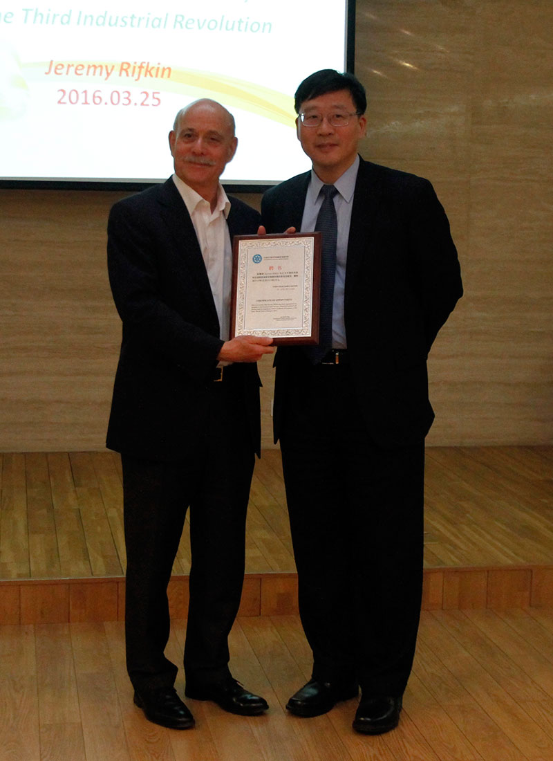 Dr. Wang Yi, Vice President of the Chinese Academy of Sciences, presented Mr. Rifkin with a Certificate of Appointment, certifying that Mr. Rifkin has been appointed as a member of the International Advisory Board of the Institutes of Science and Development at the Chinese Academy of Sciences.